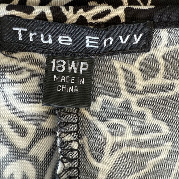 Chic Black and White Paisley Midi Dress - Picture 3 of 8